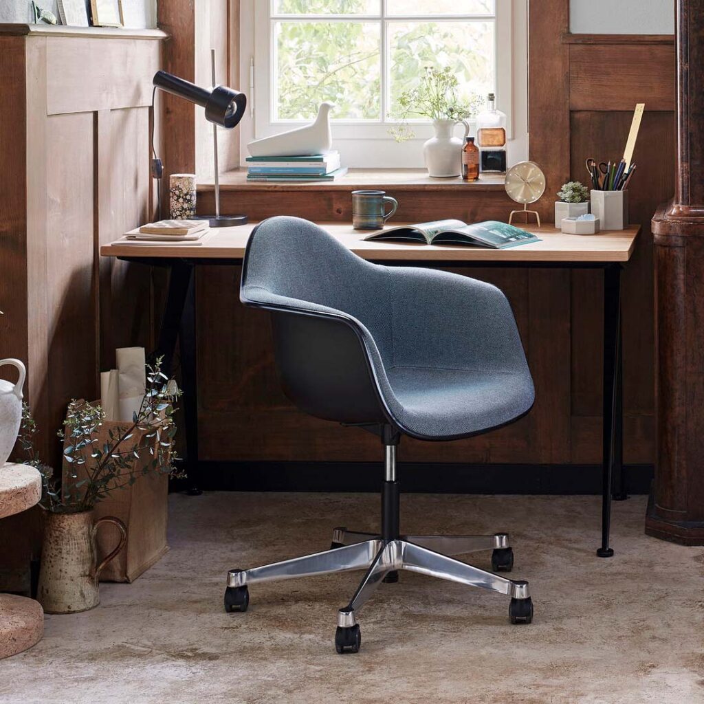 Vitra_EamesPlasticArmchair-1-I 10 migliori mobili per il tuo home office-Interni now